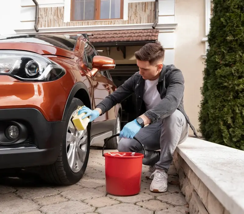 Lavage auto à domicile Estaing : professionnel intervenant sur un véhicule